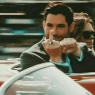 🖕 d343c06c jari tengah, menyinggung, gestur, pria, jas, mobil telegram sticker