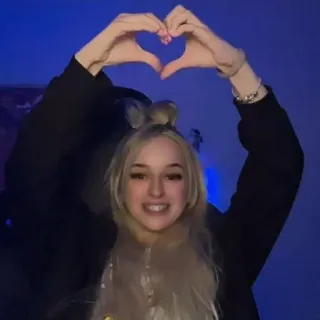 💗 1d8f87b4 女孩, 心, 金发, 微笑, 青少年 whatsapp sticker