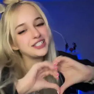 💜 5a523698 女人, 女孩, 心, 可爱, 金发 whatsapp sticker