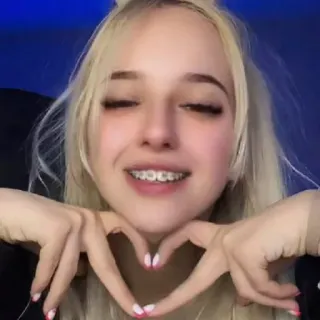 ❤ fa66dc8f 心, 手, 女孩, 微笑, 金发 whatsapp sticker