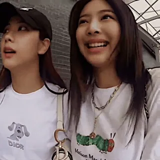 ⛹‍♀ 7bfd1d38 Maison Marigold phụ nữ, thời trang, áo thun, thường ngày telegram sticker