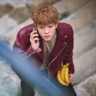 🍌 70e3e2a5 mężczyzna, telefon, banany, kurtka, schody telegram sticker