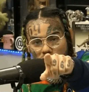 🧑‍🎤 5202f7d5 6ix9ine rapero, 6ix9ine, apuntando, tatuaje, persona telegram sticker