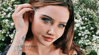 🍷 21bc3b0b @trrichown 인물 사진, 여자, 소녀, 셀카, 아름다움 whatsapp sticker