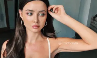 🍷 d8112290 trichaym 여자, 인물사진, 아름다움, 갈색 머리, 소녀, 모델 whatsapp sticker