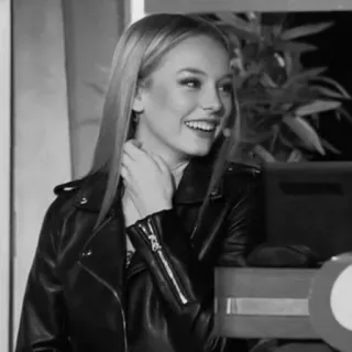 ➰ 5d8f2d85 ผู้หญิง, เสื้อหนัง, ยิ้ม, ผมบลอนด์, ภาพเหมือน telegram sticker