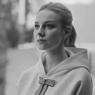 ➰ a716fbb0 ผู้หญิง, ภาพเหมือน, ขาวดำ, เสื้อฮู้ด, เด็กผู้หญิง telegram sticker