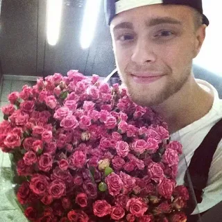 ❤️ 86e7b4d3 flowers, bouquet, roses, man, smile whatsapp sticker