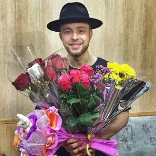 ❤️ cb27e042 man, flowers, bouquet, roses, hat, smile whatsapp sticker