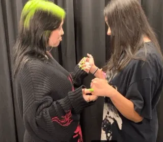 🌊 d1149d52 Billie Eilish Billie Eilish, penyanyi, selebriti, musik, bintang pop, rambut hijau, wanita muda whatsapp sticker