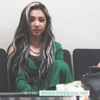 🪐 db5262ec 헤어 MC 전지우의 우당탕 QnA 시간! mulher, kpop, cantora, garota, beleza, retrato telegram sticker