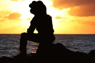 🐸 66f86e04 sylwetka, zachód słońca, woda, ocean, osoba, plaża, kontemplacyjny telegram sticker