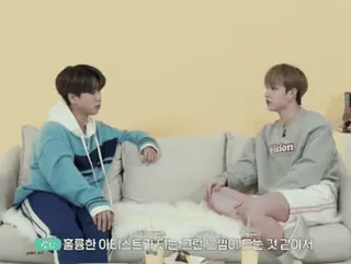 🤜 16f7871d 울륭한 아티스트가 되는 그런 느낌 페이드 듣는 것 아서 韩语, 男人, 坐着, 沙发, 采访, 谈话 whatsapp sticker