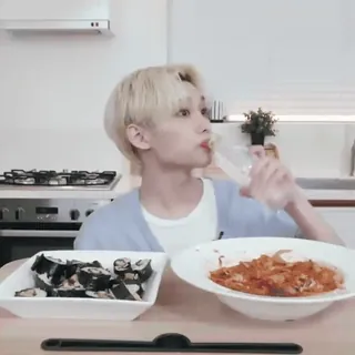 😳 c8d7ac70 comida, comer, pessoa, bebida, kimbap, comida coreana, macarrão telegram sticker