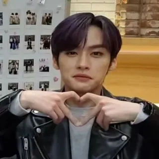 ❤️‍🩹 26f8f01e kpop, koreański, męski, serce, serce z palców telegram sticker