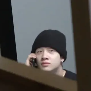 🙁 383a28c2 osoba, portret, mężczyzna, rozmowa telefoniczna, czapka zimowa, poważny telegram sticker