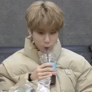 🥤 4014b68d mężczyzna, napój, osoba, picie, wewnątrz telegram sticker