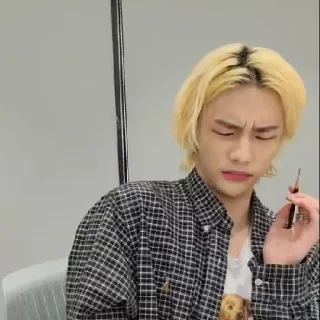 🤢 442ec058 mężczyzna, portret, osoba, blond włosy, wyraz twarzy, azjatycki telegram sticker