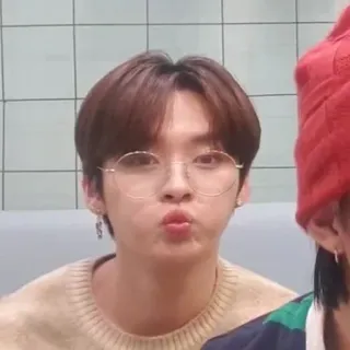 😗 799c5a5f osoba, mężczyzna, okulary, portret, selfie, słodkie telegram sticker