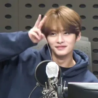 ✌️ 89b8f2f9 mężczyzna, koreański, uśmiech, znak pokoju, piosenkarz telegram sticker