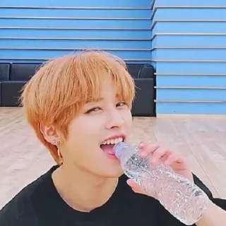 😏 8a6a7b79 osoba, butelka, woda, picie, uśmiech, portret telegram sticker