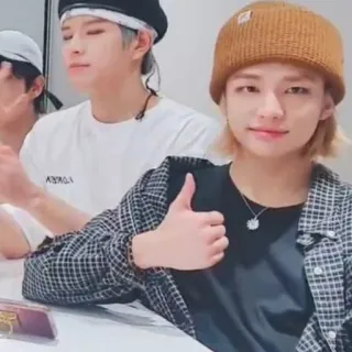 👍 a97c7a62 osoba, mężczyzna, kciuk w górę, kapelusz, casual telegram sticker