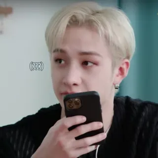 ❓ afa5c6ad (???) znak zapytania, wyraz, dezorientacja, osoba, blond włosy, kpop, mem telegram sticker