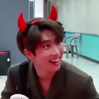 😈 b129af2a osoba, mężczyzna, kpop, azjatycki, rogi diabła, uśmiechnięty, portret telegram sticker