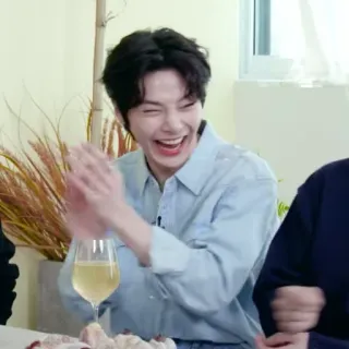 🤣 d3393565 mężczyzna, śmiech, klaskanie, stół, wewnątrz, szkło, napój telegram sticker