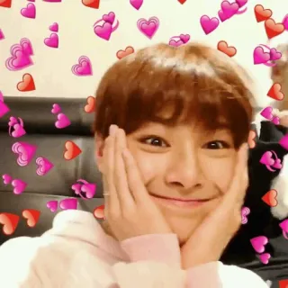 💛 8a46119e coeurs, amour, mignon, souriant, positif, affection, kpop, idol whatsapp sticker