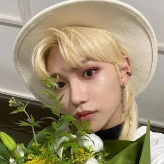 💫 93bd9dae Felix kpop, idol, tóc vàng, hoa, mũ trắng, selfie, chân dung, Hàn Quốc telegram sticker