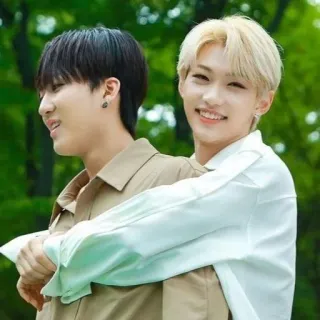 💫 f2840d20 người, ôm, bạn bè, nụ cười, chân dung, tình cảm telegram sticker