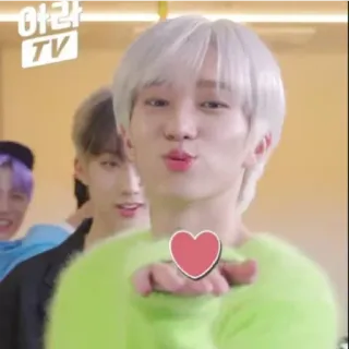 😁 aab5e935 아라 TV 사람, 아이돌, 하트, 한국 telegram sticker