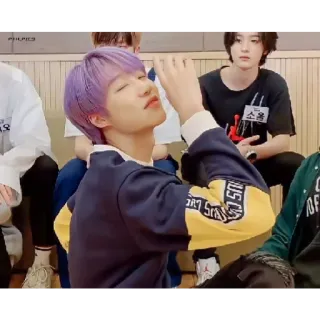 😁 d7eca8d5 소율 소년, 한국인, 보라색 머리, 남자, 사람, 앉아있는, 실내 telegram sticker