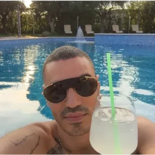 😁 060d5832 piscina, hombre, bebida, gafas de sol, retrato telegram sticker