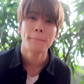 🎮 3fbdd22b คน, ผู้ชาย, ยิ้ม, ภาพเหมือน, ในร่ม, หน้า telegram sticker