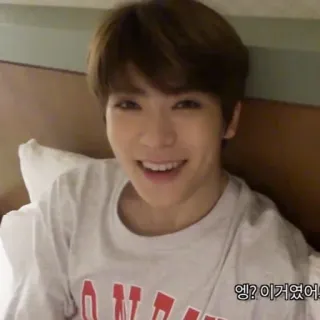 🎮 4d1092d0 엥? 이거였어! คน, ยิ้ม, ในร่ม, เสื้อผ้า, ห้องนอน telegram sticker