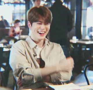 🎮 5e0bf6eb คน, ยิ้ม, ผู้ชาย, มีความสุข, ลำลอง, ภาพบุคคล telegram sticker