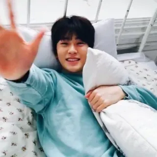 🎮 70ae2a40 คน, นอน, ในร่ม, หมอน, ยิ้ม, โบกมือ telegram sticker