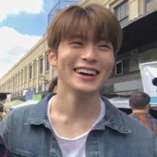 🎮 dc202a4d ภาพเหมือน, ยิ้ม, คน, ผู้ชาย, ลำลอง, มีความสุข telegram sticker