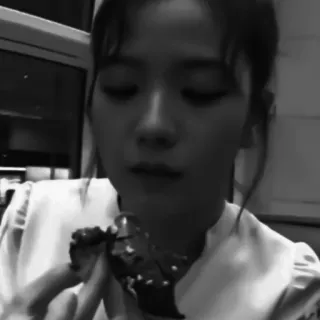 ⚓️ 7b182f05 еда, продукты, десерт, женщина, черно-белое telegram sticker