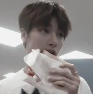 📦 f6d31cd3 essen, sandwich, mann, drinnen, lässig whatsapp sticker