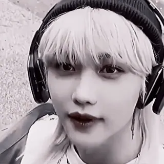 🐣 e3ffddc2 คน, ภาพเหมือน, หูฟัง, ขาวดำ, วัยรุ่น, น่ารัก, สไตล์ telegram sticker