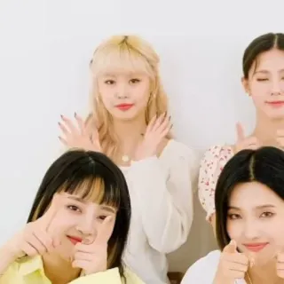 🐚 10a9bb1a グループ, 女性, ポーズ, いいね, 屋内 telegram sticker