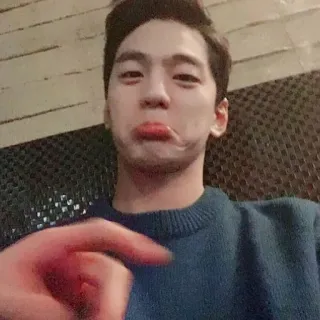 😀 04df4af6 남자, 스웨터, 가리키는, 캐주얼, 실내, 셀카 telegram sticker