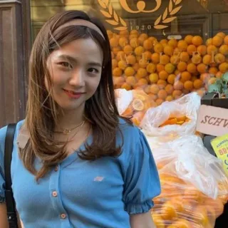 😀 a1d3a7d3 SCHV 여자, 인물, 갈색 머리, 머리띠, 야외, 파란색, 미소 telegram sticker