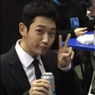 😀 e94c28c8 남자, 정장, 평화 기호, 음료, 어른 telegram sticker