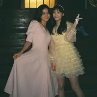 😀 f9f12205 여성, 드레스, 정장, 친구, 축하, 파티 telegram sticker