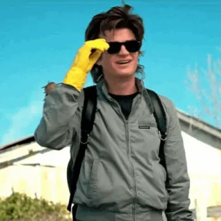 ♠️ 5396bcb9 Steve Harrington Stranger Things Стив Харрингтон, Очень странные дела, солнцезащитные очки, желтые перчатки whatsapp sticker