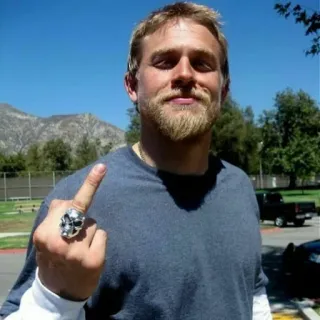 🖕 5e5ad2af Charlie Hunnam Sons of Anarchy środkowy palec, niegrzeczny, aktor, mężczyzna, broda telegram sticker